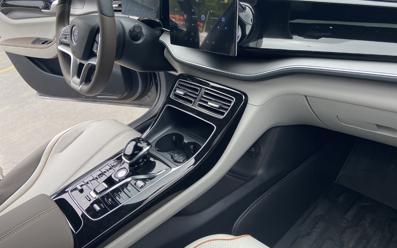 又黑又亮的汽車裝飾板用的是什么塑料？
