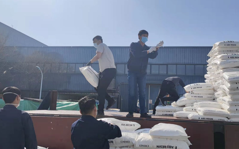 為落實封閉式管理，謝絕了外包裝卸隊入場，3月14日青島中新華美總經(jīng)理助理韓學(xué)林、張彩城親自帶領(lǐng)同事裝卸物料200余噸