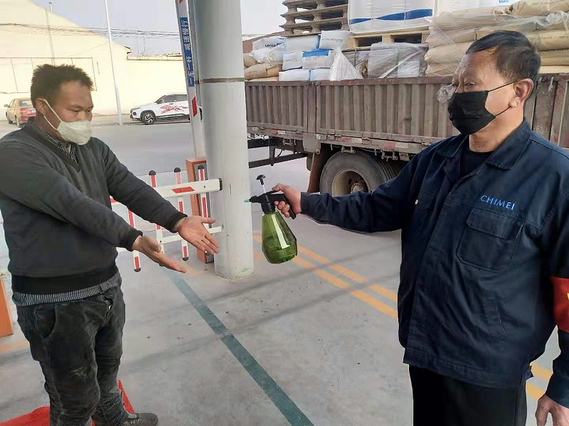 進(jìn)入公司人員進(jìn)出測溫、消毒--中新華美改性塑料