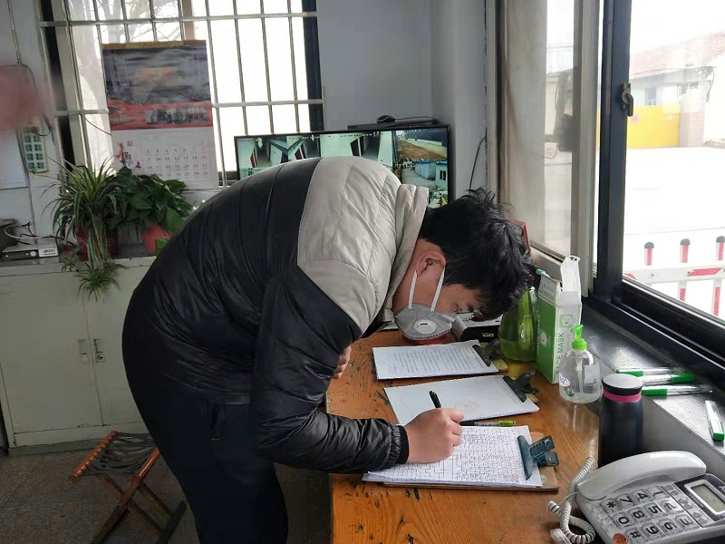 進(jìn)入公司人員要測(cè)量體溫、記錄表格