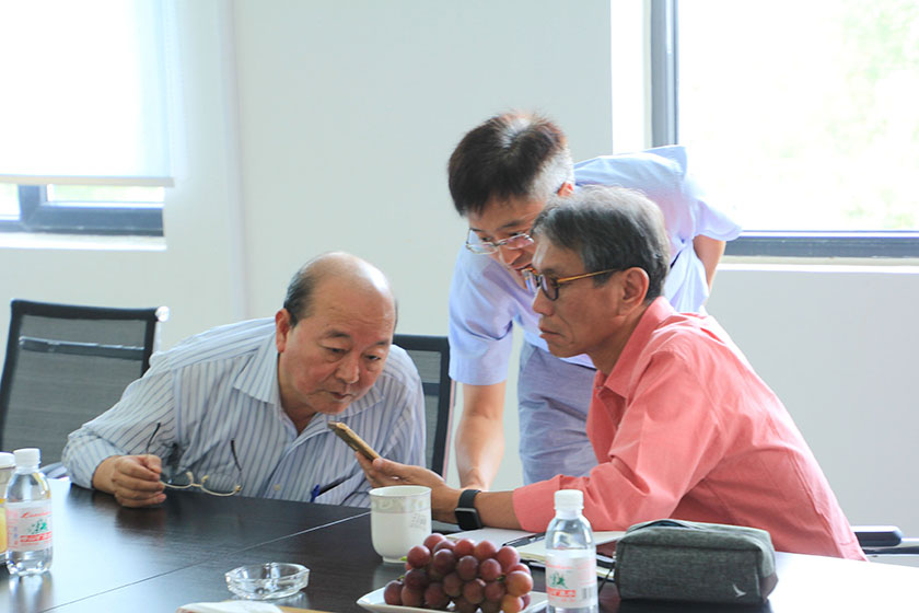 公司副董事長、臺灣奇美研發(fā)總處薛東弼副總經(jīng)理做技術(shù)指導(dǎo)
